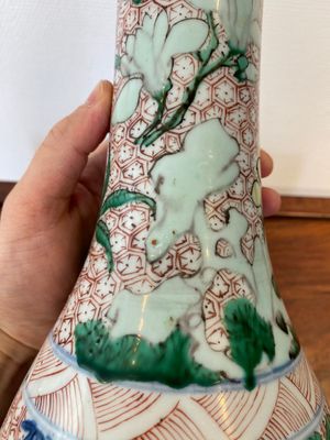 A Chinese wucai bottle vase with birds surrounded by fruits and foliage, Transitional period — photo 9