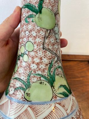 A Chinese wucai bottle vase with birds surrounded by fruits and foliage, Transitional period — photo 10