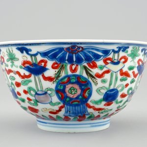A Chinese wucai bowl with buddhist emblems, Shunzhi, 1643-1661 — 照片 2