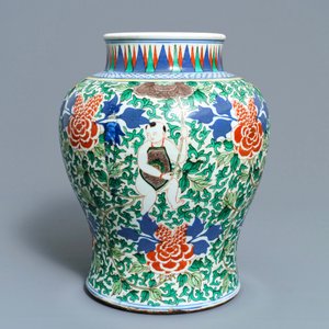 A Chinese wucai 'boys and peony scrolls' vase, 19th C. — photo 2