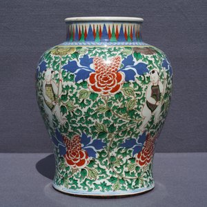 A Chinese wucai 'boys and peony scrolls' vase, 19th C. — photo 8