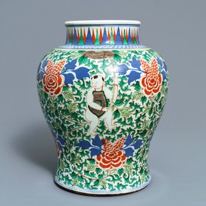 A Chinese wucai 'boys and peony scrolls' vase, 19th C. — 照片 4