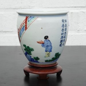A Chinese wucai brush pot on wooden stand, Transitional period, 1620-1683 — 照片 11