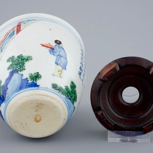 A Chinese wucai brush pot on wooden stand, Transitional period, 1620-1683 — 照片 7