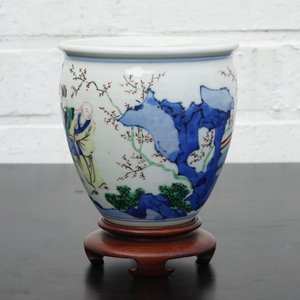 A Chinese wucai brush pot on wooden stand, Transitional period, 1620-1683 — 照片 9