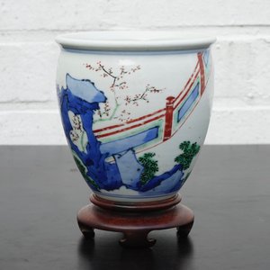 A Chinese wucai brush pot on wooden stand, Transitional period — 照片 10