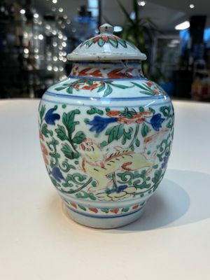 A Chinese wucai ‘Buddhist Lion’ vase and cover, Transitional period — 照片 1