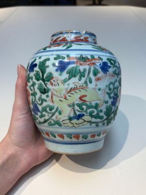 A Chinese wucai ‘Buddhist Lion’ vase and cover, Transitional period — 照片 2