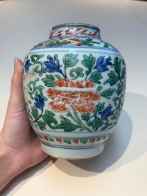 A Chinese wucai ‘Buddhist Lion’ vase and cover, Transitional period — 照片 3