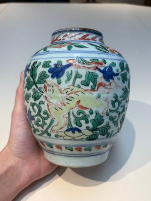 A Chinese wucai ‘Buddhist Lion’ vase and cover, Transitional period — 照片 4