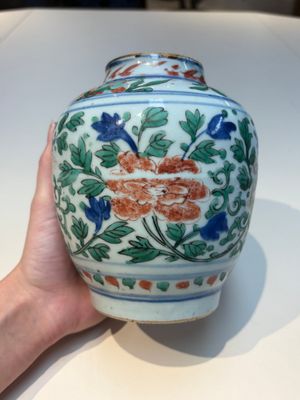 A Chinese wucai ‘Buddhist Lion’ vase and cover, Transitional period — 照片 5