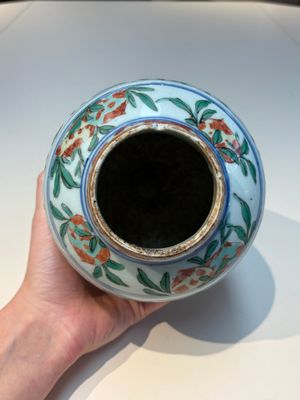 A Chinese wucai ‘Buddhist Lion’ vase and cover, Transitional period — 照片 6