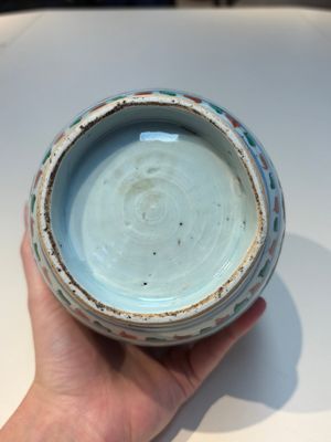 A Chinese wucai ‘Buddhist Lion’ vase and cover, Transitional period — 照片 7