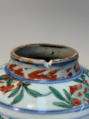 A Chinese wucai ‘Buddhist Lion’ vase and cover, Transitional period — 照片 8