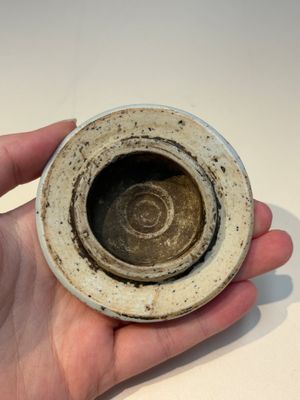 A Chinese wucai ‘Buddhist Lion’ vase and cover, Transitional period — 照片 10