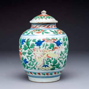 A Chinese wucai ‘Buddhist Lion’ vase and cover, Transitional period — 照片 1