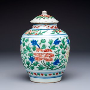 A Chinese wucai ‘Buddhist Lion’ vase and cover, Transitional period — 照片 2