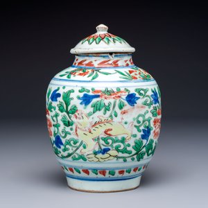 A Chinese wucai ‘Buddhist Lion’ vase and cover, Transitional period — 照片 3