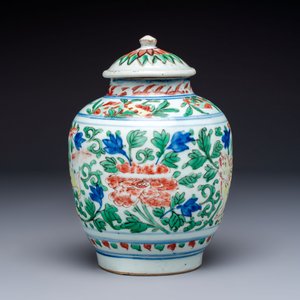 A Chinese wucai ‘Buddhist Lion’ vase and cover, Transitional period — 照片 4