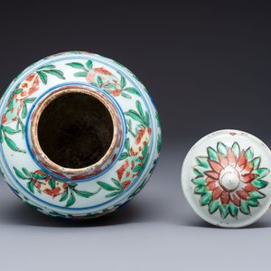 A Chinese wucai ‘Buddhist Lion’ vase and cover, Transitional period — 照片 5