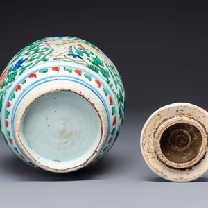 A Chinese wucai ‘Buddhist Lion’ vase and cover, Transitional period — 照片 6