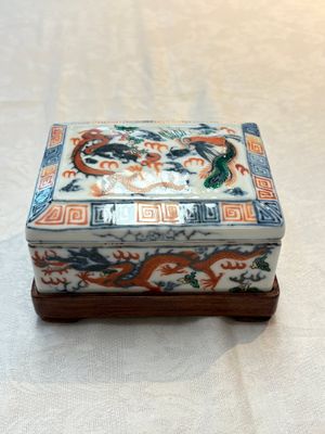 A Chinese wucai covered box, a blue and white ewer, a famille rose covered box and a plate, Wanli, Kangxi and Guangxu mark, 19/20th C. — 照片 11