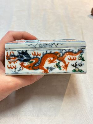 A Chinese wucai covered box, a blue and white ewer, a famille rose covered box and a plate, Wanli, Kangxi and Guangxu mark, 19/20th C. — 照片 12