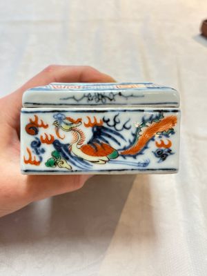 A Chinese wucai covered box, a blue and white ewer, a famille rose covered box and a plate, Wanli, Kangxi and Guangxu mark, 19/20th C. — 照片 13