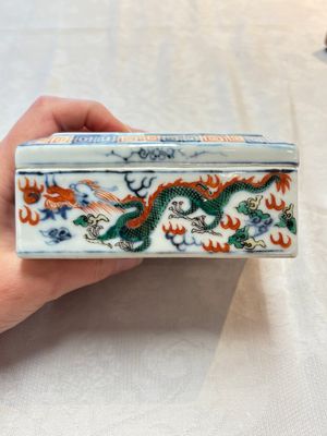 A Chinese wucai covered box, a blue and white ewer, a famille rose covered box and a plate, Wanli, Kangxi and Guangxu mark, 19/20th C. — 照片 14