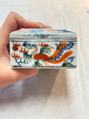 A Chinese wucai covered box, a blue and white ewer, a famille rose covered box and a plate, Wanli, Kangxi and Guangxu mark, 19/20th C. — 照片 15