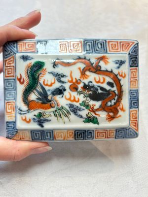 A Chinese wucai covered box, a blue and white ewer, a famille rose covered box and a plate, Wanli, Kangxi and Guangxu mark, 19/20th C. — 照片 16
