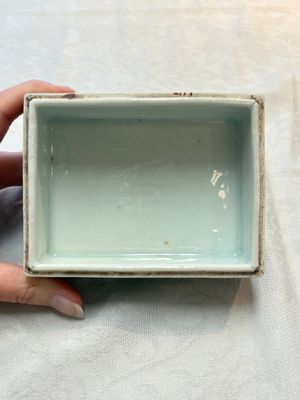 A Chinese wucai covered box, a blue and white ewer, a famille rose covered box and a plate, Wanli, Kangxi and Guangxu mark, 19/20th C. — 照片 18