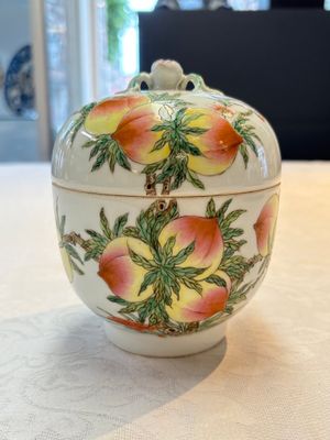 A Chinese wucai covered box, a blue and white ewer, a famille rose covered box and a plate, Wanli, Kangxi and Guangxu mark, 19/20th C. — 照片 23