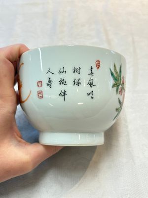 A Chinese wucai covered box, a blue and white ewer, a famille rose covered box and a plate, Wanli, Kangxi and Guangxu mark, 19/20th C. — 照片 26