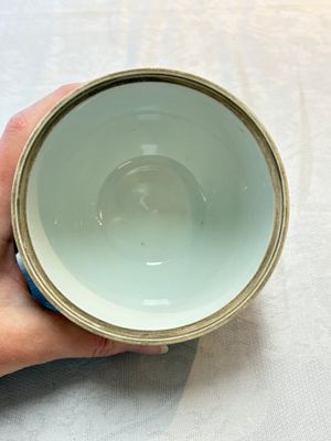A Chinese wucai covered box, a blue and white ewer, a famille rose covered box and a plate, Wanli, Kangxi and Guangxu mark, 19/20th C. — 照片 28