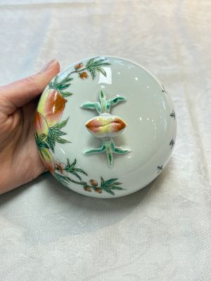 A Chinese wucai covered box, a blue and white ewer, a famille rose covered box and a plate, Wanli, Kangxi and Guangxu mark, 19/20th C. — 照片 31