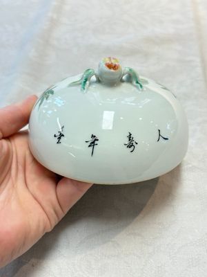 A Chinese wucai covered box, a blue and white ewer, a famille rose covered box and a plate, Wanli, Kangxi and Guangxu mark, 19/20th C. — 照片 33