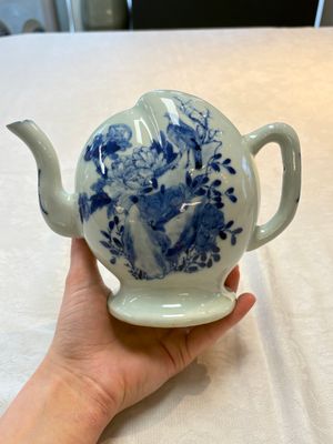 A Chinese wucai covered box, a blue and white ewer, a famille rose covered box and a plate, Wanli, Kangxi and Guangxu mark, 19/20th C. — 照片 4
