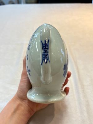 A Chinese wucai covered box, a blue and white ewer, a famille rose covered box and a plate, Wanli, Kangxi and Guangxu mark, 19/20th C. — 照片 5