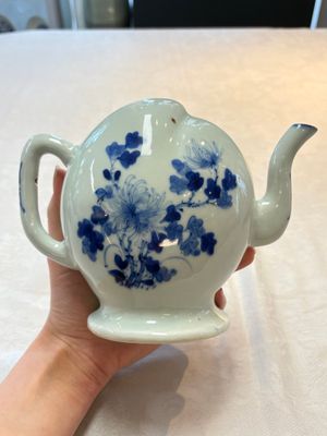 A Chinese wucai covered box, a blue and white ewer, a famille rose covered box and a plate, Wanli, Kangxi and Guangxu mark, 19/20th C. — 照片 6
