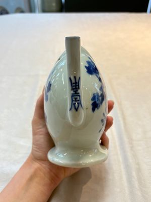 A Chinese wucai covered box, a blue and white ewer, a famille rose covered box and a plate, Wanli, Kangxi and Guangxu mark, 19/20th C. — 照片 7