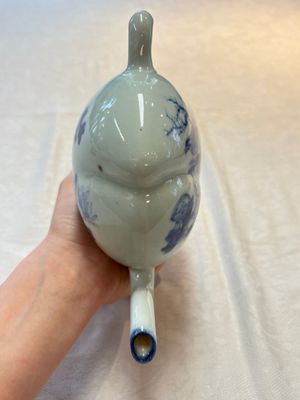 A Chinese wucai covered box, a blue and white ewer, a famille rose covered box and a plate, Wanli, Kangxi and Guangxu mark, 19/20th C. — 照片 8
