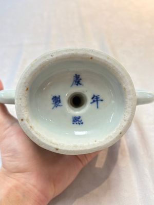 A Chinese wucai covered box, a blue and white ewer, a famille rose covered box and a plate, Wanli, Kangxi and Guangxu mark, 19/20th C. — 照片 9