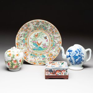 A Chinese wucai covered box, a blue and white ewer, a famille rose covered box and a plate, Wanli, Kangxi and Guangxu mark, 19/20th C. — 照片 1
