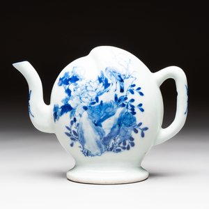 A Chinese wucai covered box, a blue and white ewer, a famille rose covered box and a plate, Wanli, Kangxi and Guangxu mark, 19/20th C. — 照片 11
