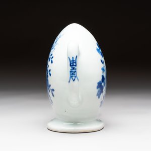 A Chinese wucai covered box, a blue and white ewer, a famille rose covered box and a plate, Wanli, Kangxi and Guangxu mark, 19/20th C. — 照片 12