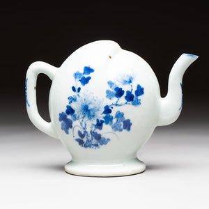 A Chinese wucai covered box, a blue and white ewer, a famille rose covered box and a plate, Wanli, Kangxi and Guangxu mark, 19/20th C. — 照片 13