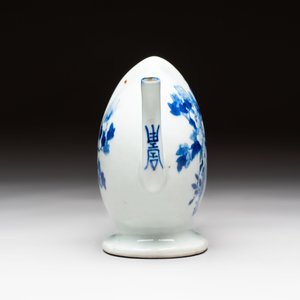 A Chinese wucai covered box, a blue and white ewer, a famille rose covered box and a plate, Wanli, Kangxi and Guangxu mark, 19/20th C. — 照片 14