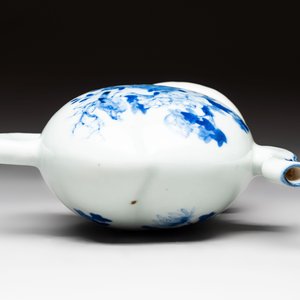 A Chinese wucai covered box, a blue and white ewer, a famille rose covered box and a plate, Wanli, Kangxi and Guangxu mark, 19/20th C. — 照片 15