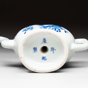 A Chinese wucai covered box, a blue and white ewer, a famille rose covered box and a plate, Wanli, Kangxi and Guangxu mark, 19/20th C. — 照片 16